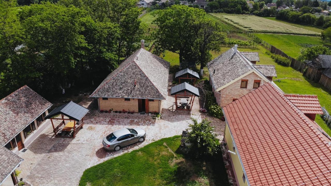 Sobe Kod Baje - Baranjska Kuca Acomodação com café da manhã Karanac Exterior foto