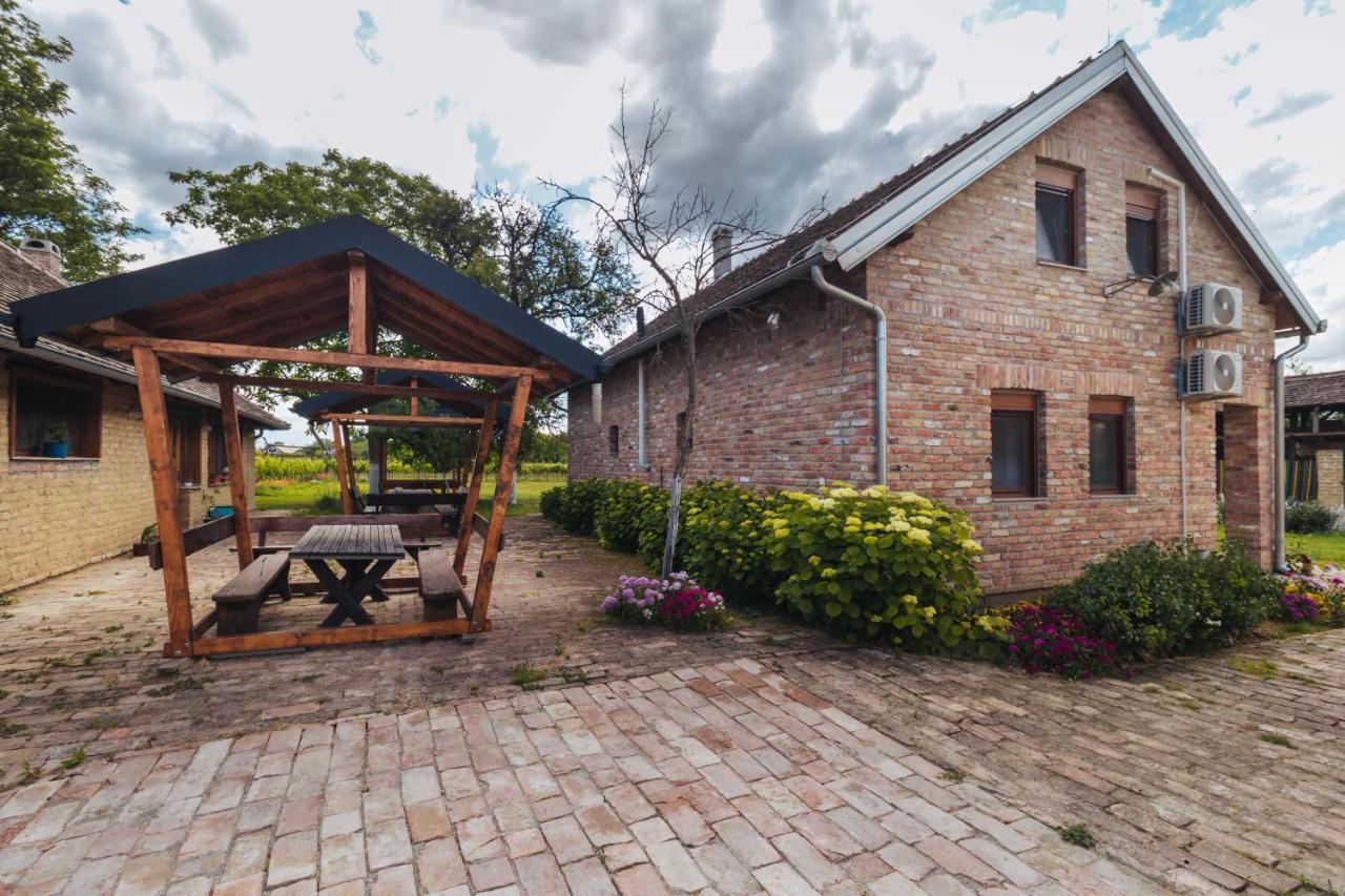 Sobe Kod Baje - Baranjska Kuca Acomodação com café da manhã Karanac Exterior foto