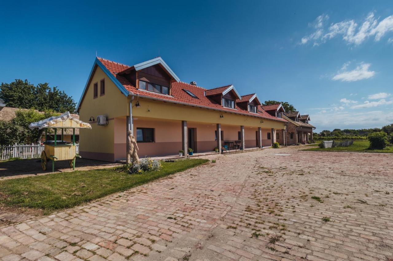 Sobe Kod Baje - Baranjska Kuca Acomodação com café da manhã Karanac Exterior foto