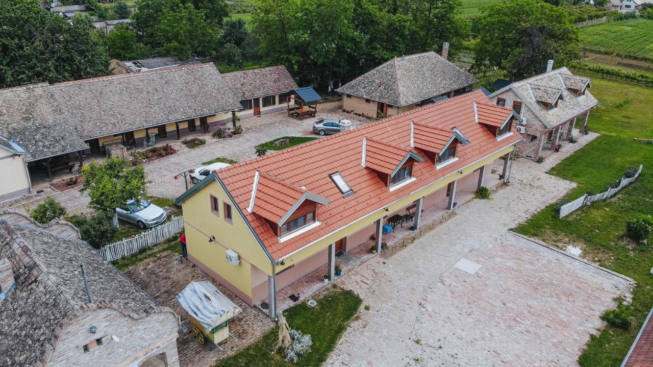 Sobe Kod Baje - Baranjska Kuca Acomodação com café da manhã Karanac Exterior foto