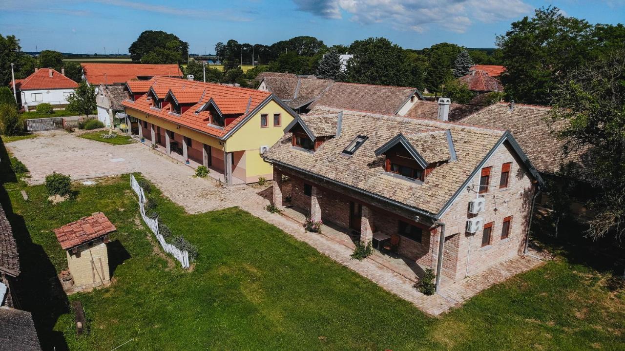 Sobe Kod Baje - Baranjska Kuca Acomodação com café da manhã Karanac Exterior foto